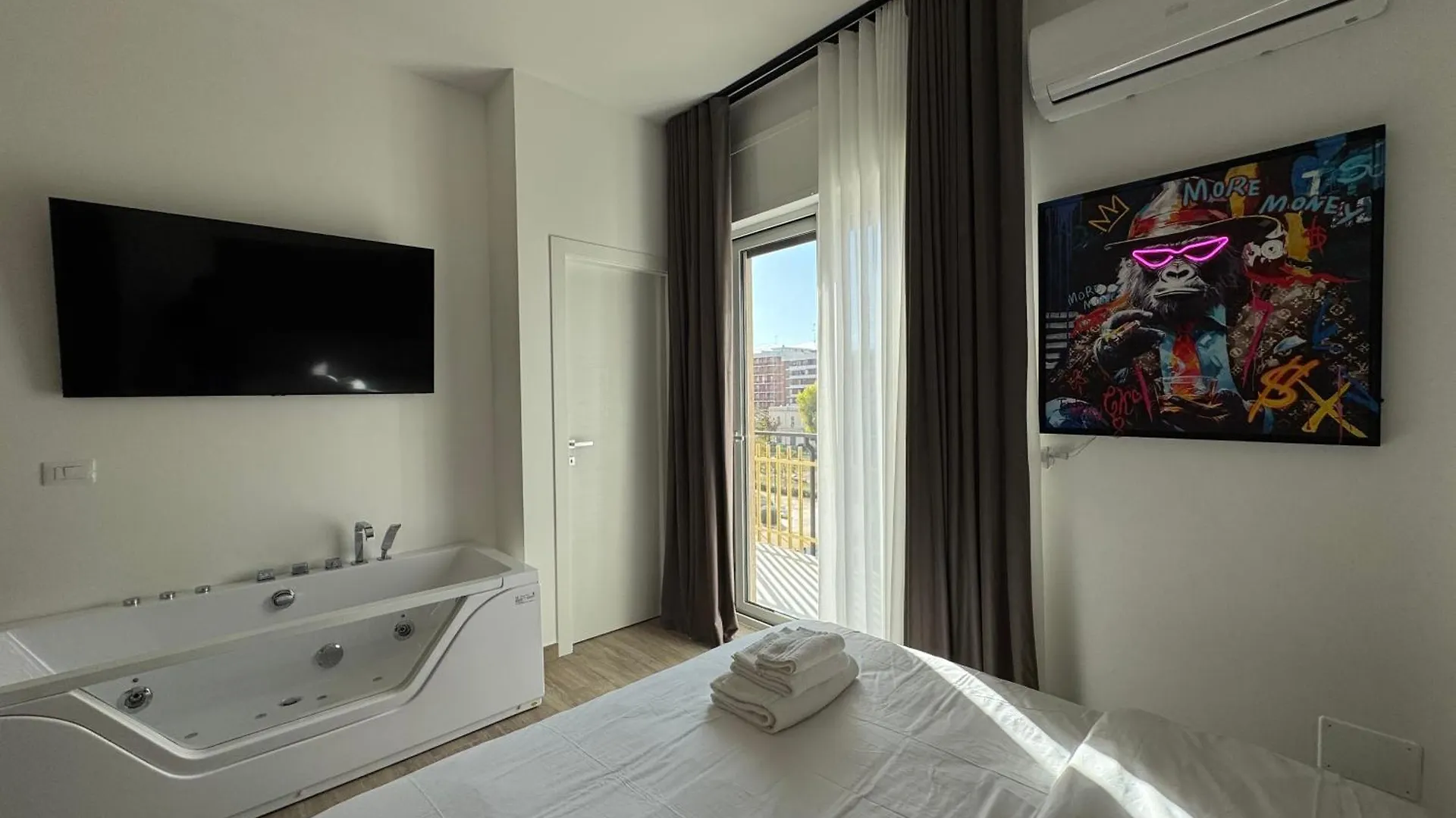 Maison 32 - Luxury Suite Con Jacuzzi E Cucina - Bari Central Station 0*,  Italy