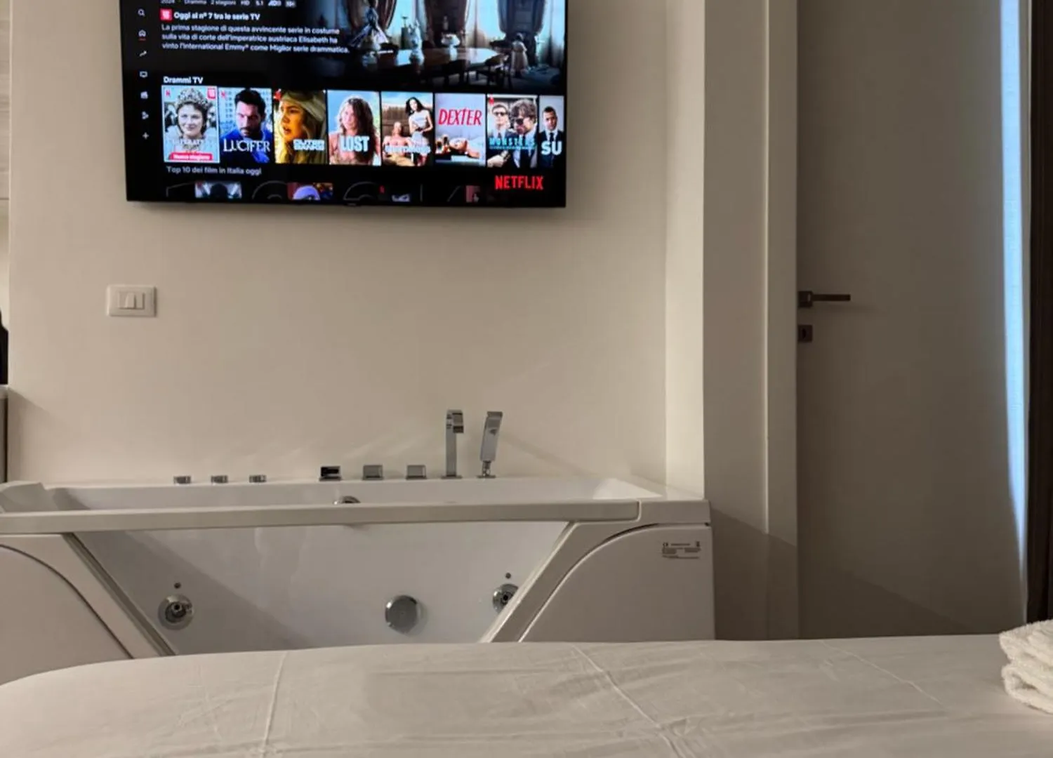 Maison 32 - Luxury Suite Con Jacuzzi E Cucina - Bari Central Station Apartment
