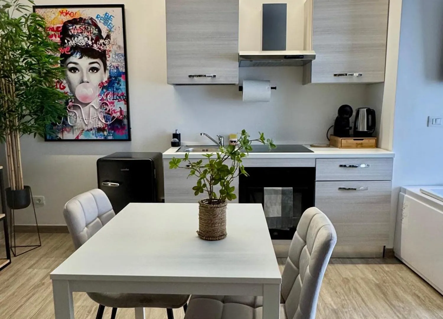 Maison 32 - Luxury Suite Con Jacuzzi E Cucina - Bari Central Station 0*,